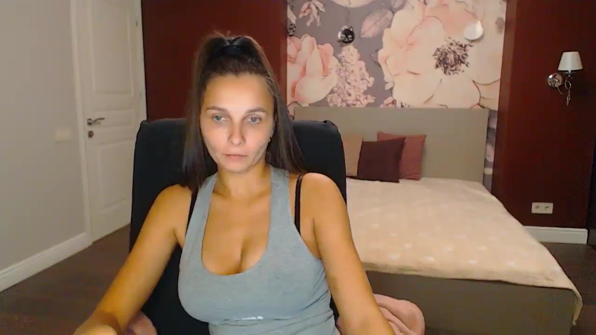 Gallery image thumbnail from Karina_Mils's myfreecams stream on, 10/19/2024, 17:17 image 14 of 20
