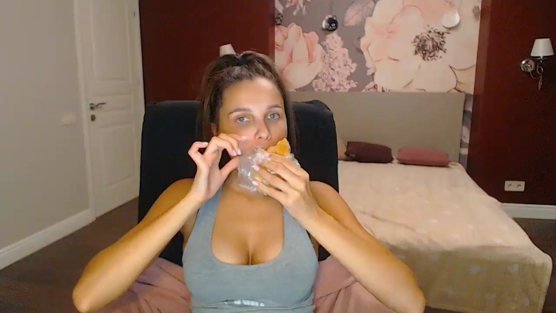 Gallery image thumbnail from Karina_Mils's myfreecams stream on, 10/20/2024, 17:20 image 8 of 20