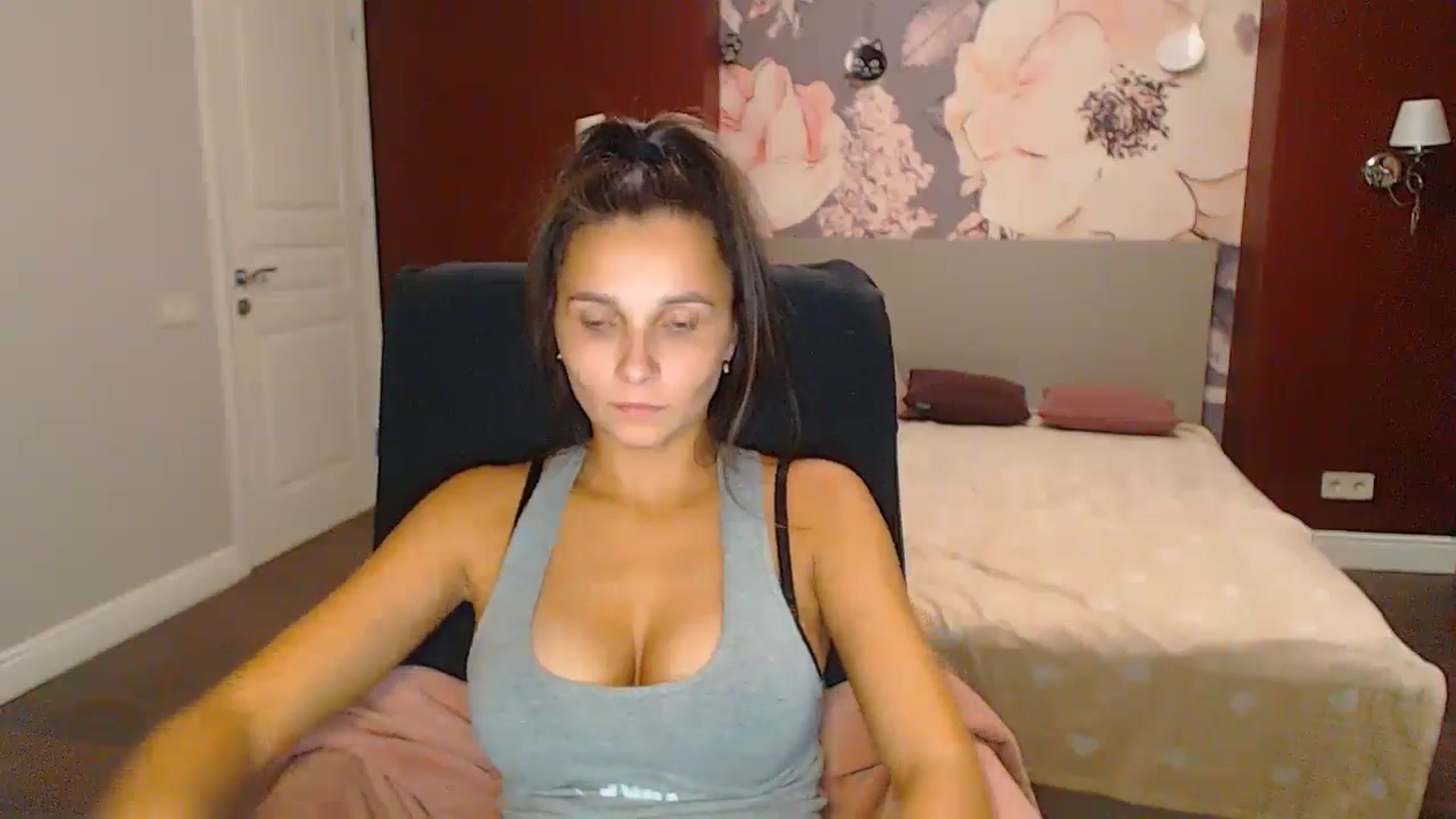 Gallery image thumbnail from Karina_Mils's myfreecams stream on, 10/20/2024, 17:20 image 4 of 20