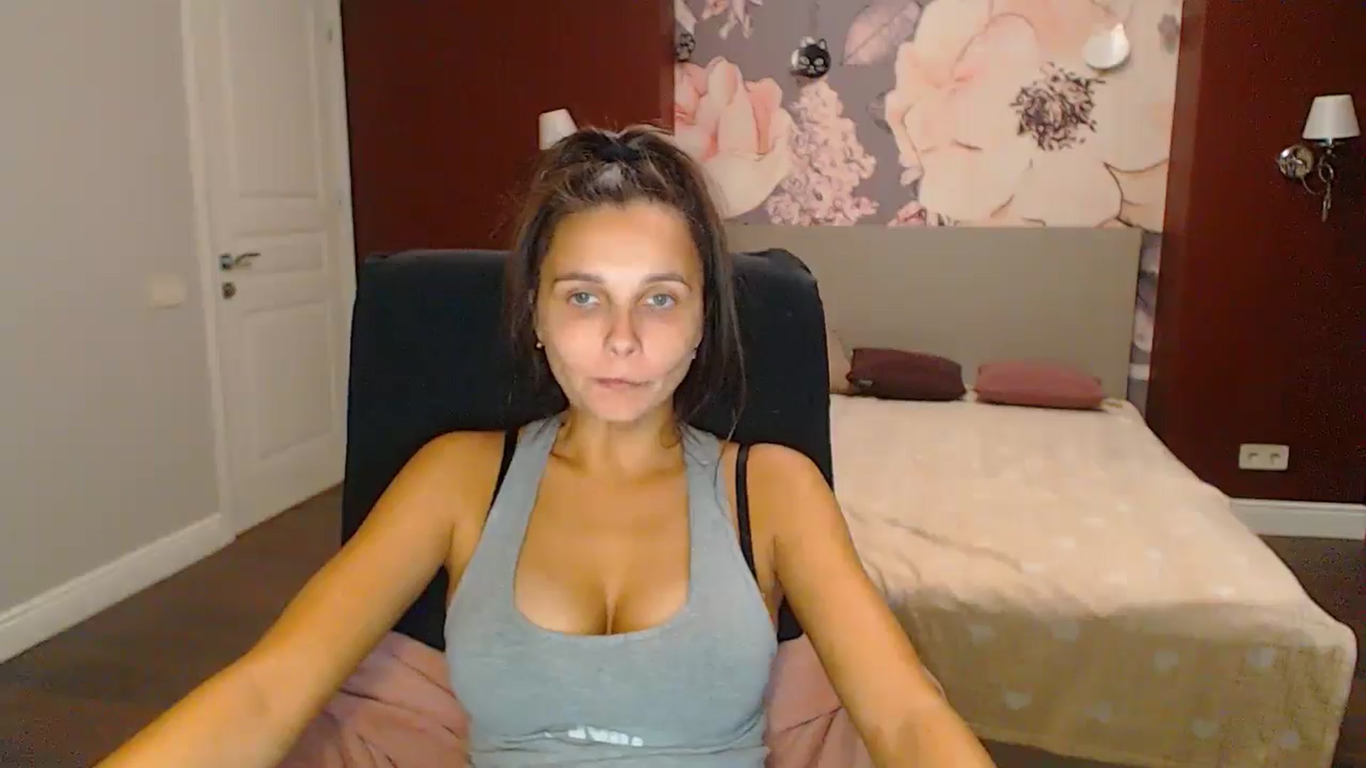 Gallery image thumbnail from Karina_Mils's myfreecams stream on, 10/20/2024, 17:20 image 10 of 20