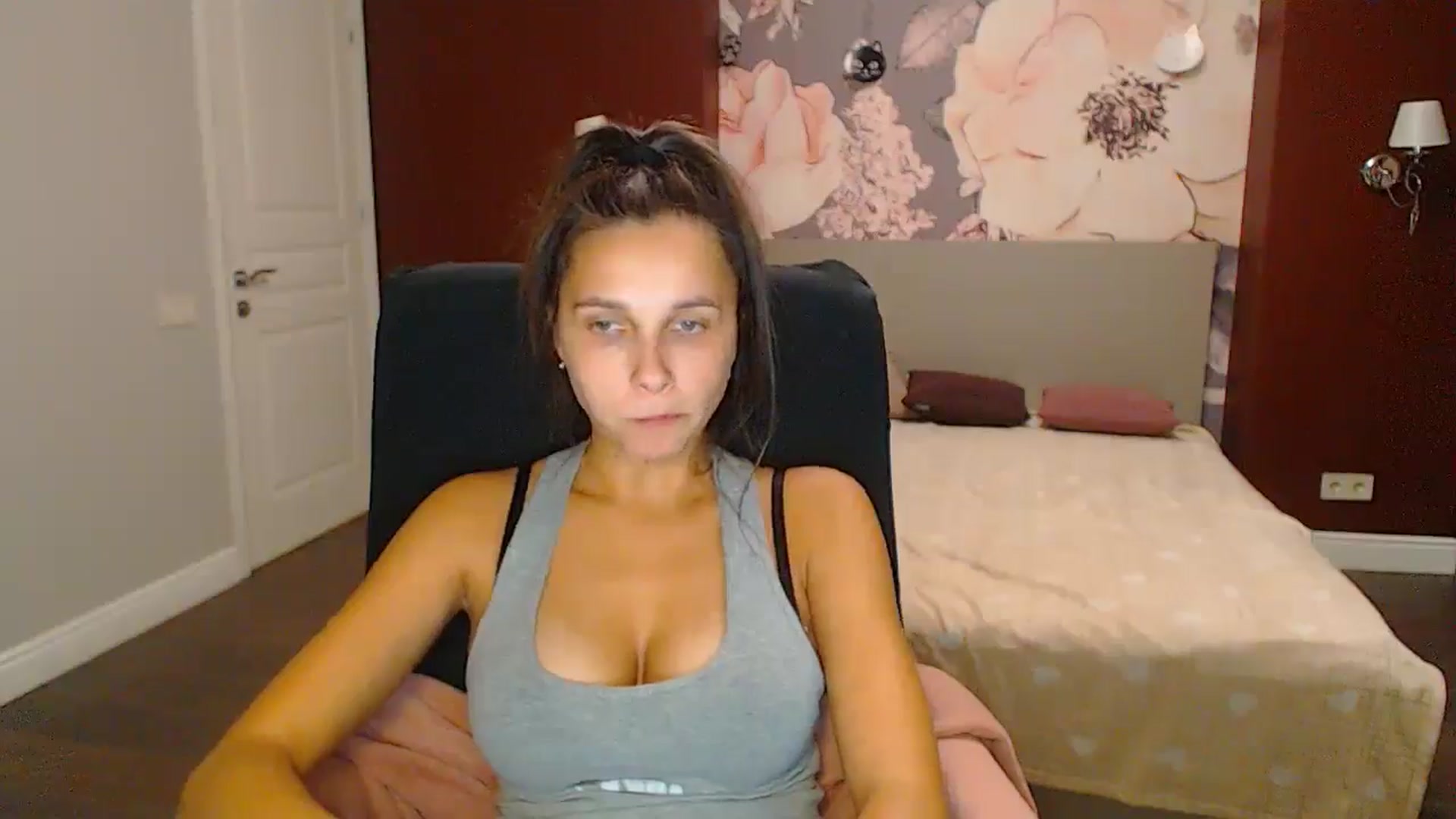 Gallery image thumbnail from Karina_Mils's myfreecams stream on, 10/20/2024, 17:20 image 14 of 20