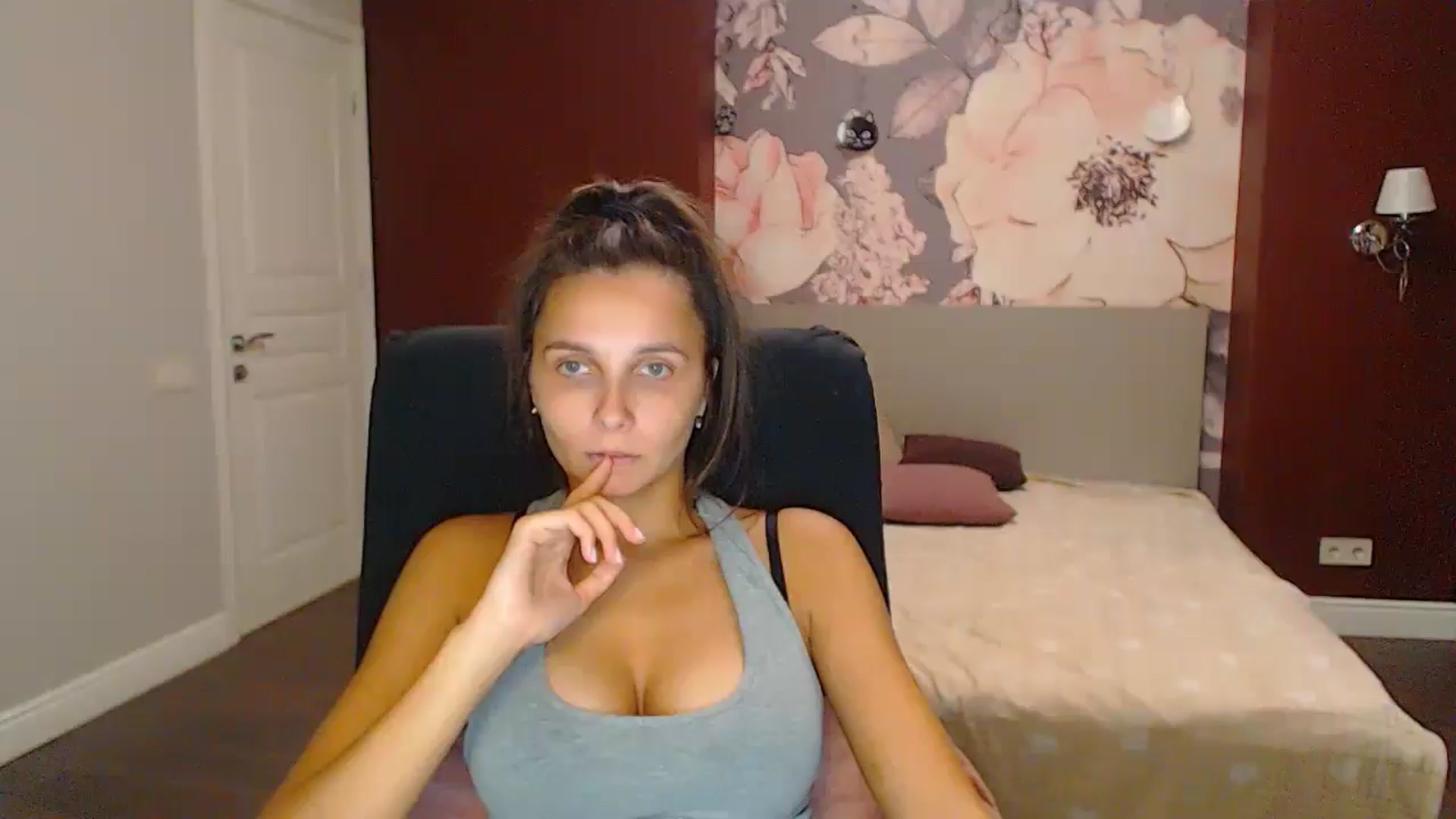 Gallery image thumbnail from Karina_Mils's myfreecams stream on, 10/20/2024, 18:35 image 1 of 20