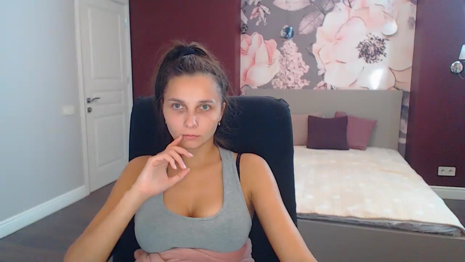 Gallery image thumbnail from Karina_Mils's myfreecams stream on, 10/24/2024, 11:04 image 16 of 20
