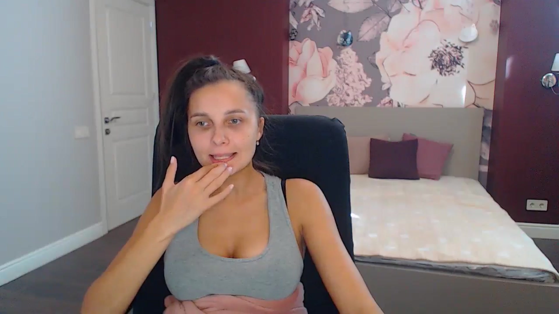 Gallery image thumbnail from Karina_Mils's myfreecams stream on, 10/24/2024, 11:04 image 4 of 20