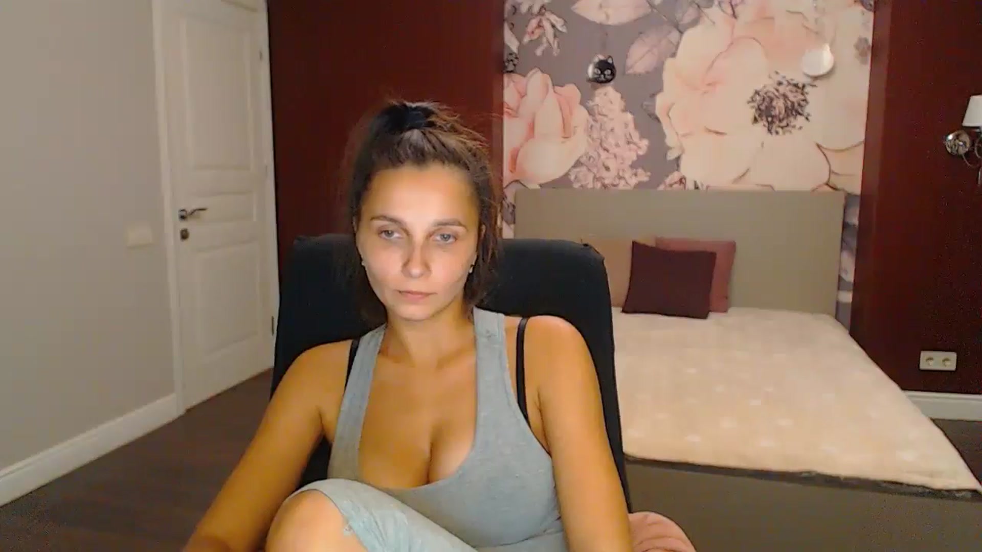 Gallery image thumbnail from Karina_Mils's myfreecams stream on, 10/25/2024, 18:20 image 17 of 20