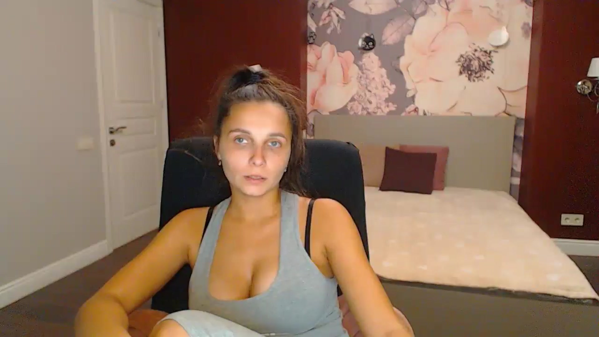 Gallery image thumbnail from Karina_Mils's myfreecams stream on, 10/25/2024, 18:20 image 4 of 20