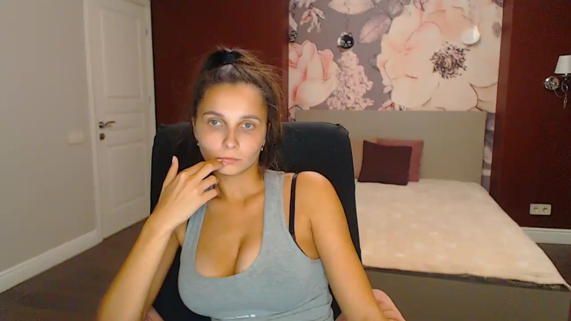 Gallery image thumbnail from Karina_Mils's myfreecams stream on, 10/25/2024, 18:46 image 12 of 20