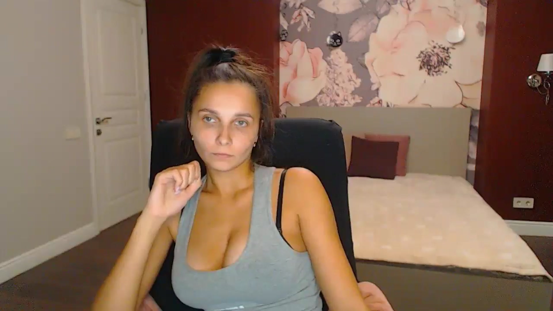 Gallery image thumbnail from Karina_Mils's myfreecams stream on, 10/25/2024, 18:46 image 17 of 20