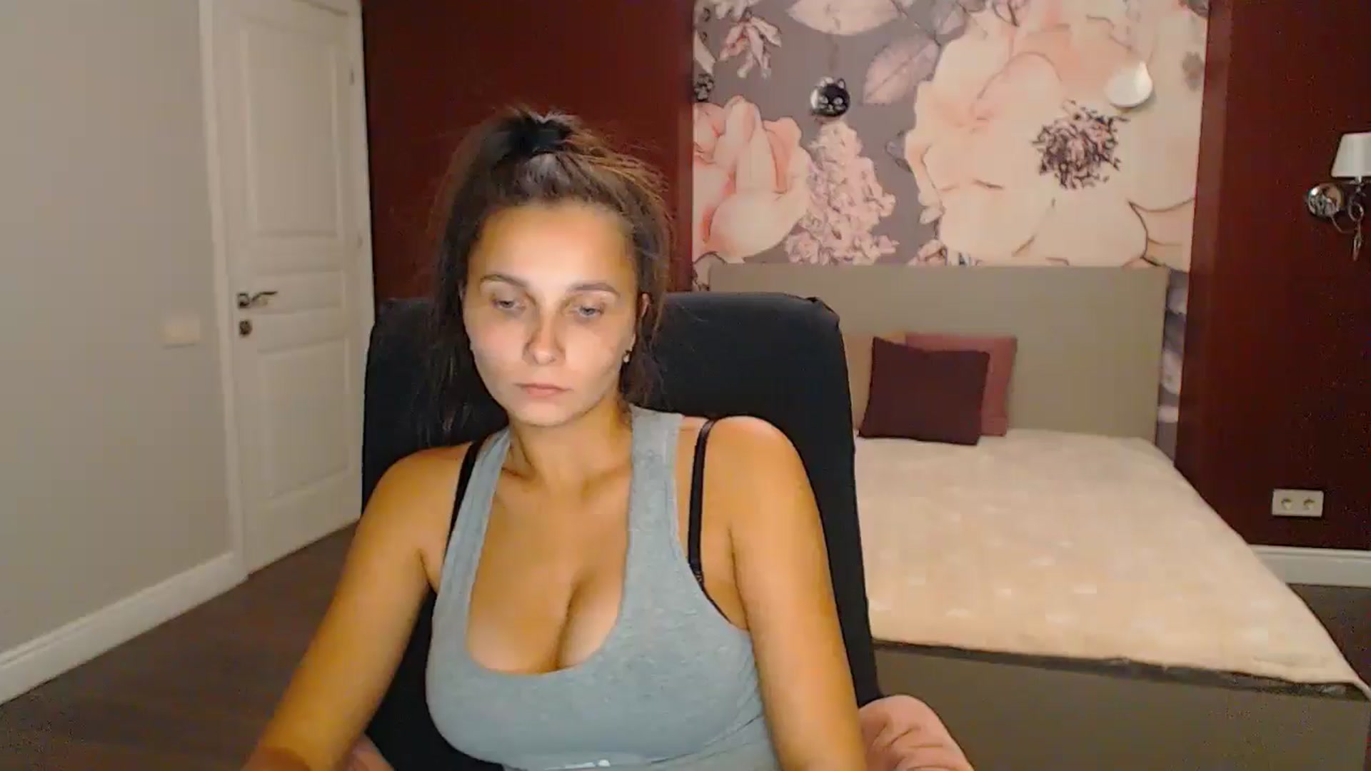 Gallery image thumbnail from Karina_Mils's myfreecams stream on, 10/25/2024, 18:46 image 13 of 20