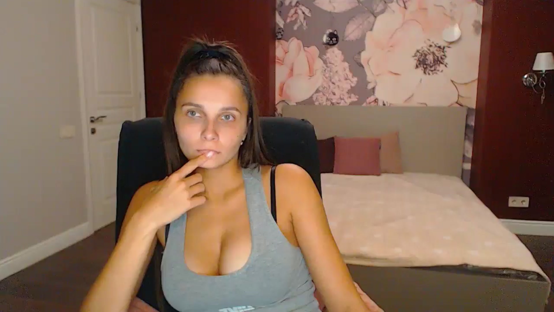 Gallery image thumbnail from Karina_Mils's myfreecams stream on, 10/26/2024, 15:12 image 15 of 20