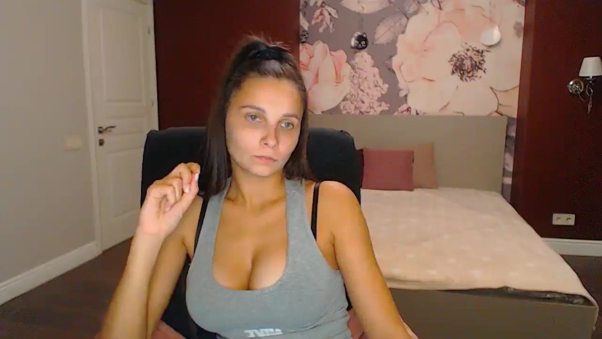Gallery image thumbnail from Karina_Mils's myfreecams stream on, 10/26/2024, 15:12 image 14 of 20
