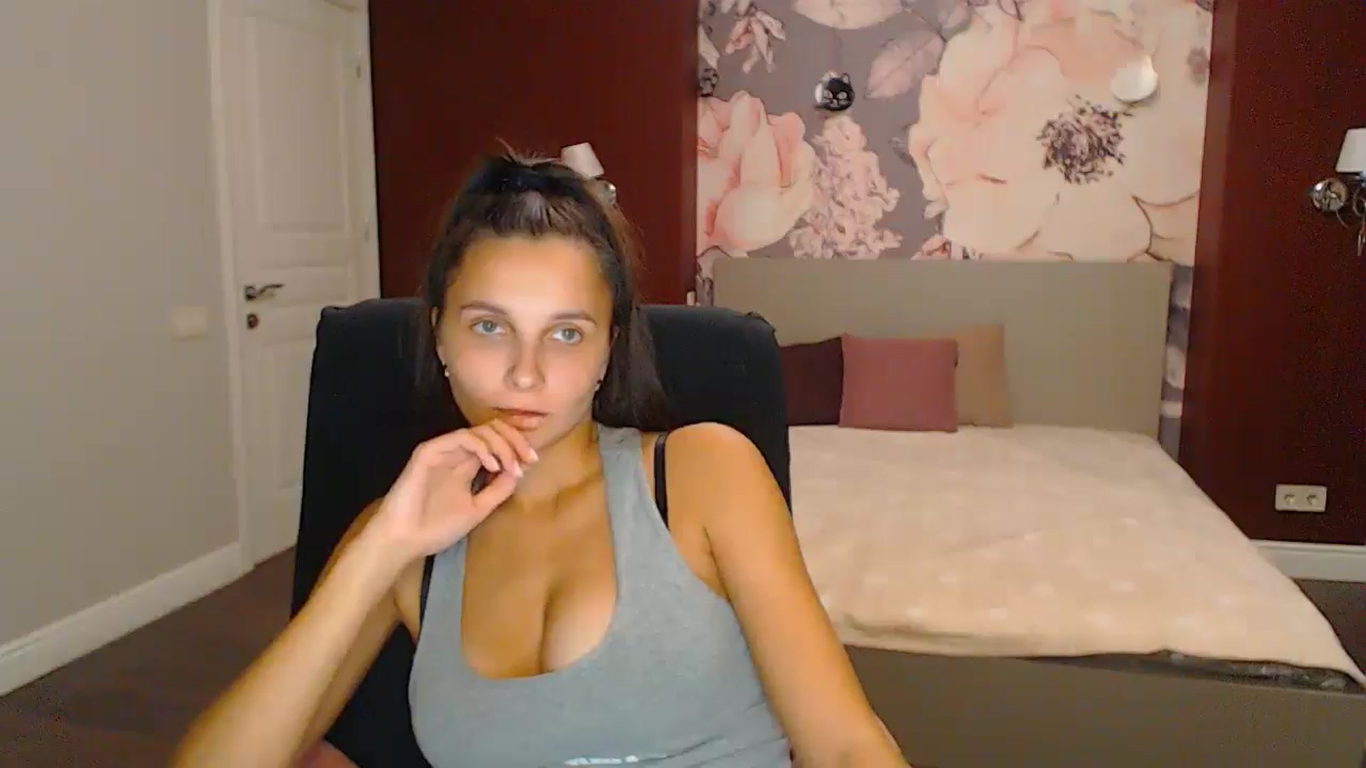 Gallery image thumbnail from Karina_Mils's myfreecams stream on, 10/26/2024, 17:03 image 18 of 20