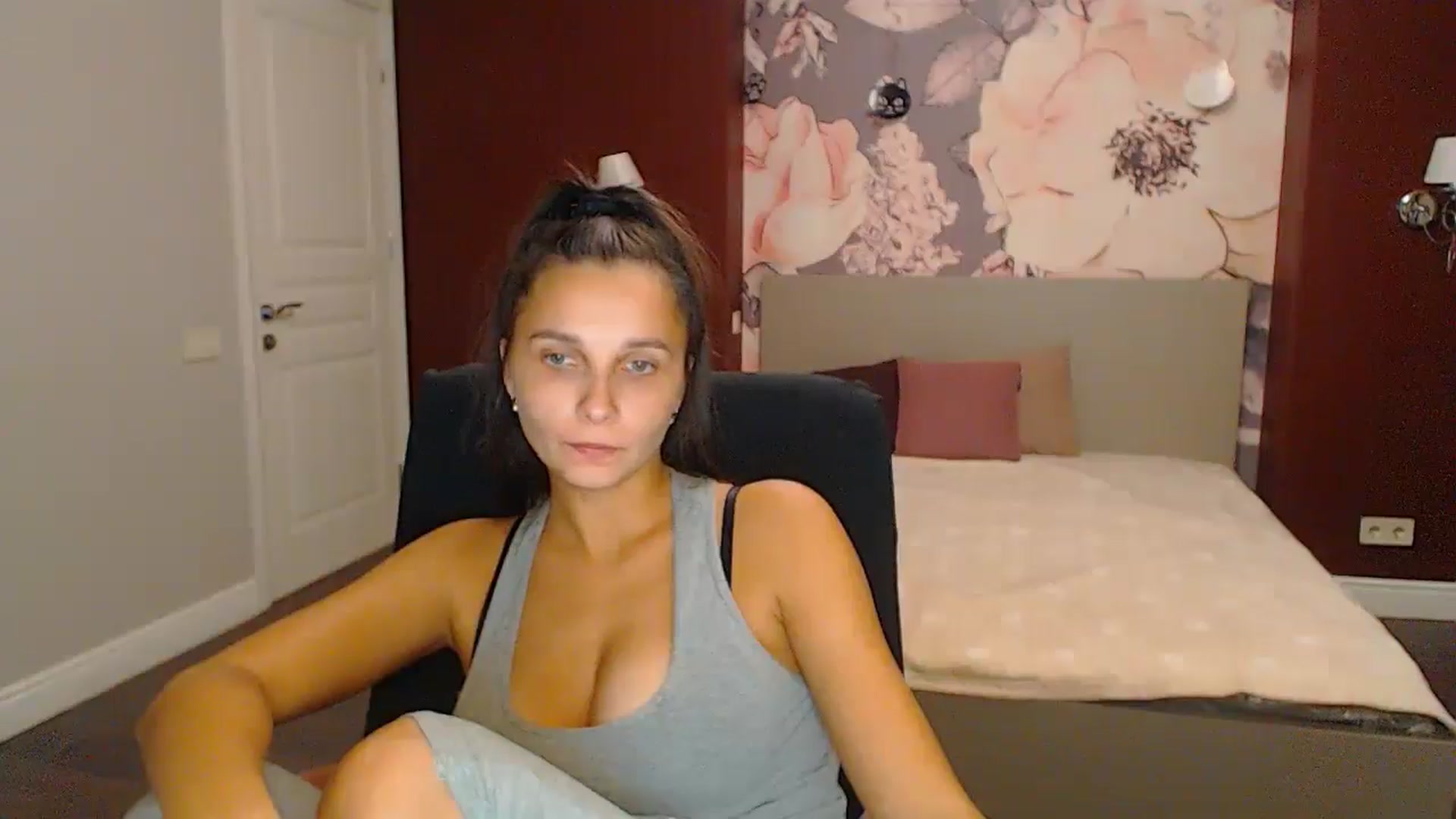 Gallery image thumbnail from Karina_Mils's myfreecams stream on, 10/26/2024, 17:03 image 12 of 20