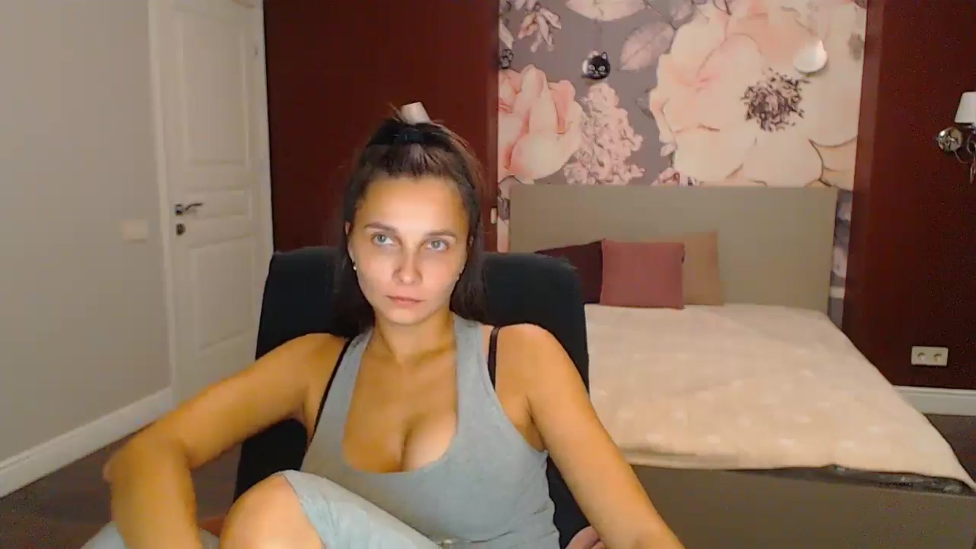 Gallery image thumbnail from Karina_Mils's myfreecams stream on, 10/26/2024, 17:03 image 14 of 20