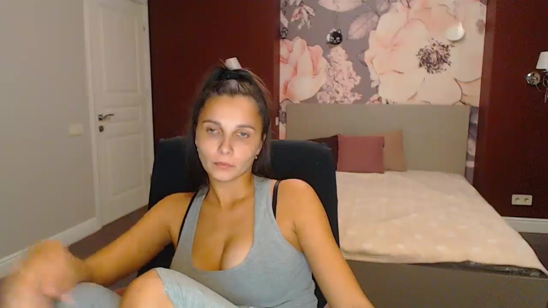 Gallery image thumbnail from Karina_Mils's myfreecams stream on, 10/26/2024, 17:03 image 10 of 20