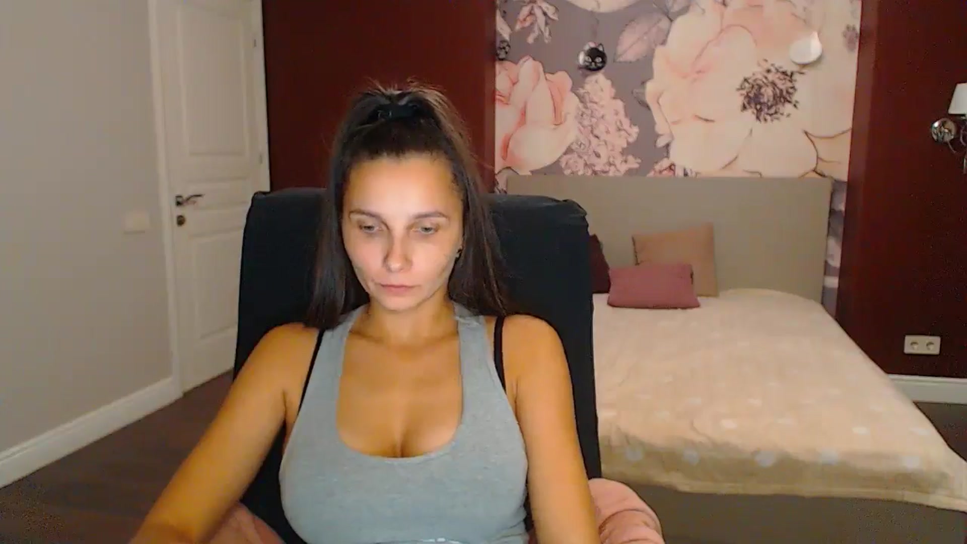 Gallery image thumbnail from Karina_Mils's myfreecams stream on, 10/26/2024, 19:20 image 14 of 20