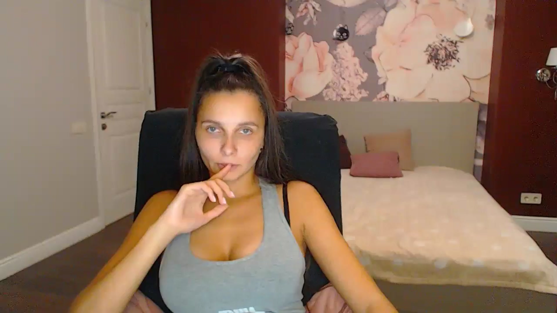 Gallery image thumbnail from Karina_Mils's myfreecams stream on, 10/26/2024, 19:20 image 18 of 20