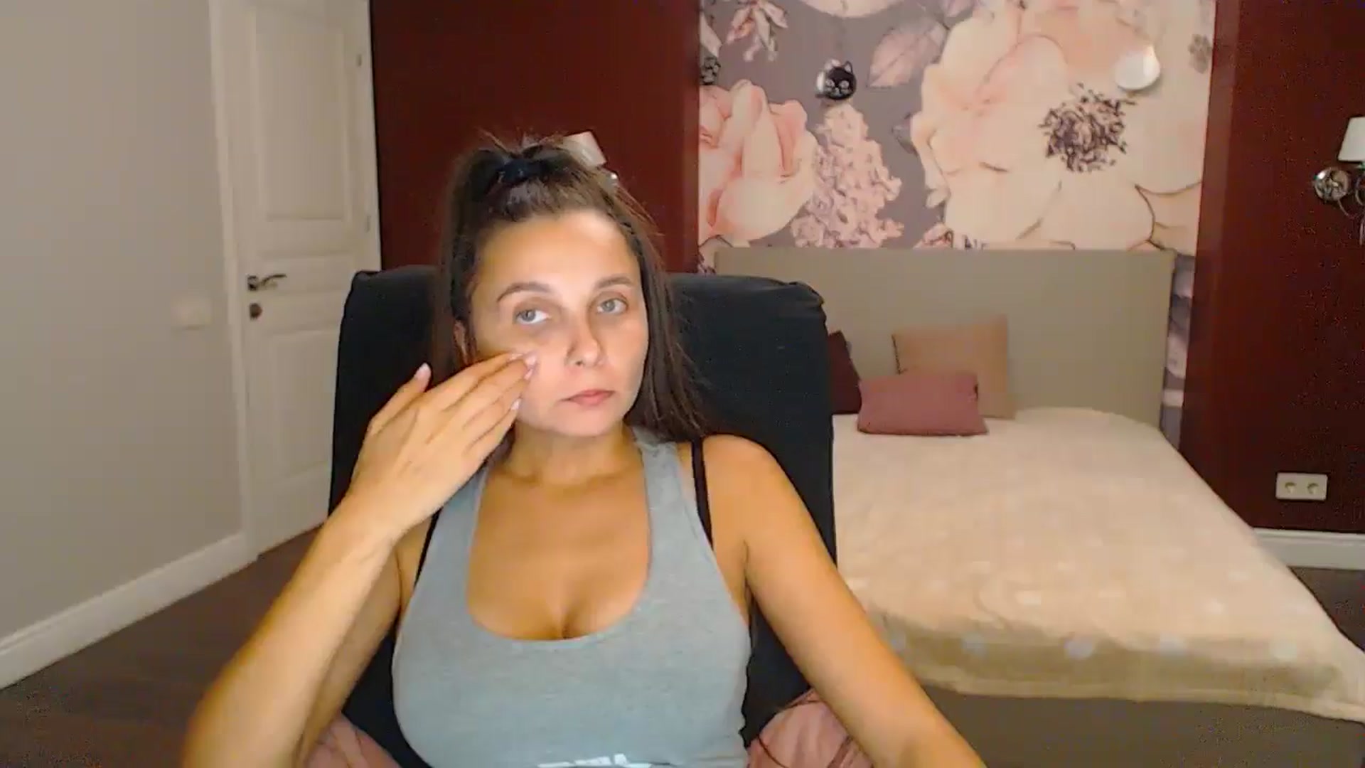Gallery image thumbnail from Karina_Mils's myfreecams stream on, 10/26/2024, 19:20 image 16 of 20