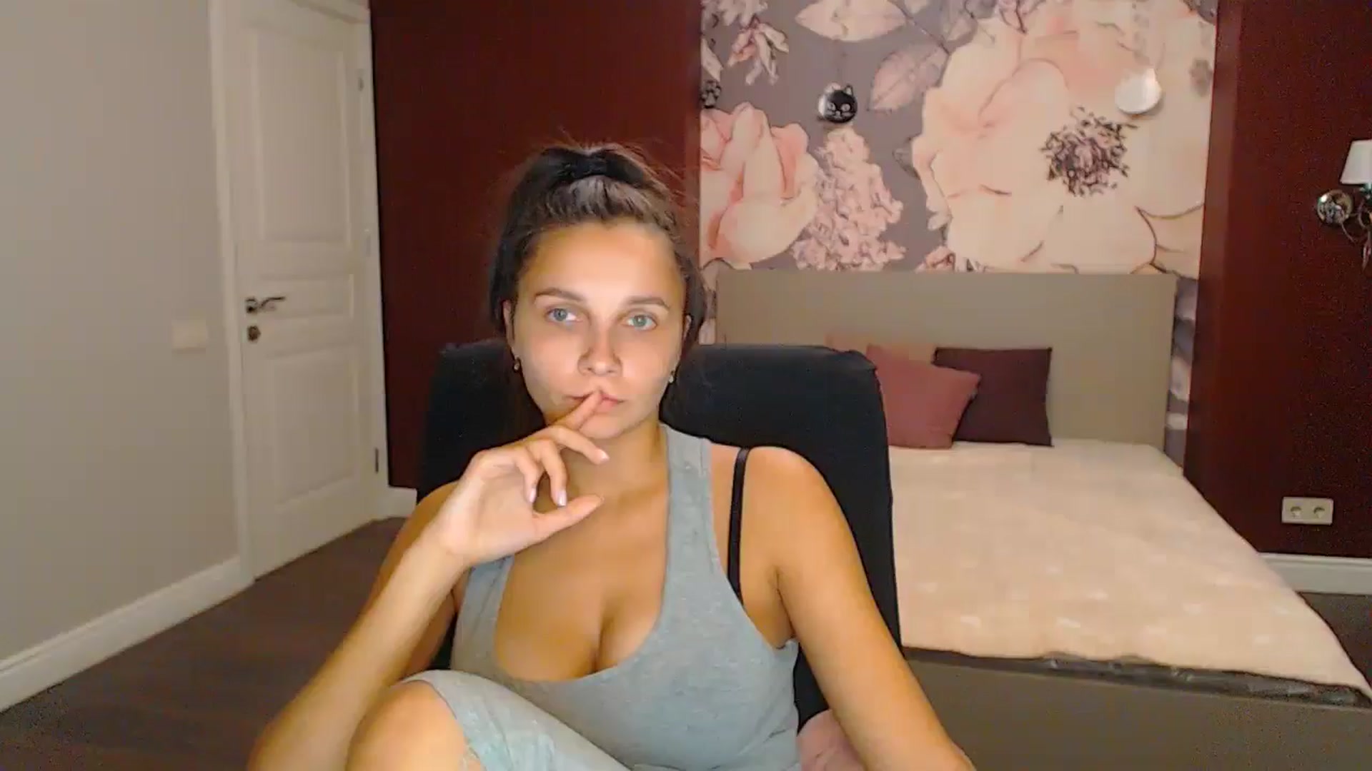 Gallery image thumbnail from Karina_Mils's myfreecams stream on, 10/27/2024, 17:09 image 18 of 20