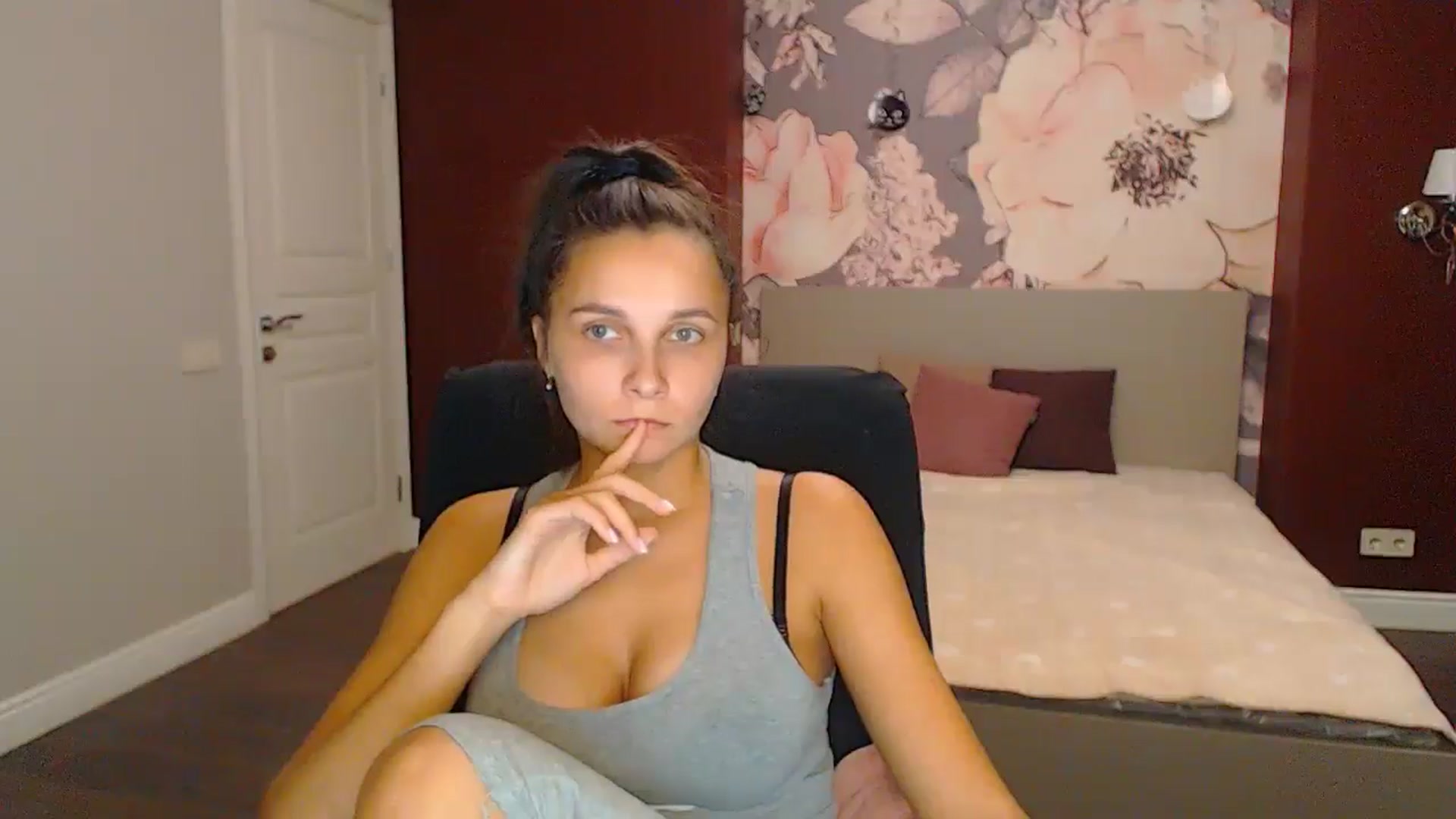 Gallery image thumbnail from Karina_Mils's myfreecams stream on, 10/27/2024, 17:09 image 16 of 20