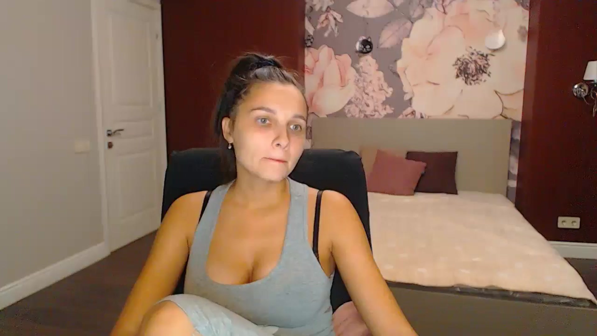 Gallery image thumbnail from Karina_Mils's myfreecams stream on, 10/27/2024, 17:09 image 14 of 20