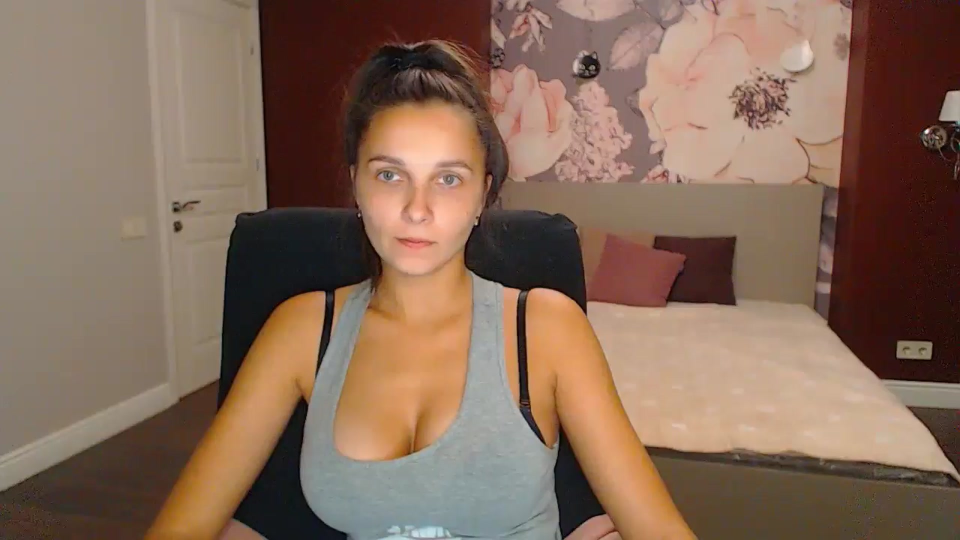 Gallery image thumbnail from Karina_Mils's myfreecams stream on, 10/27/2024, 17:09 image 9 of 20