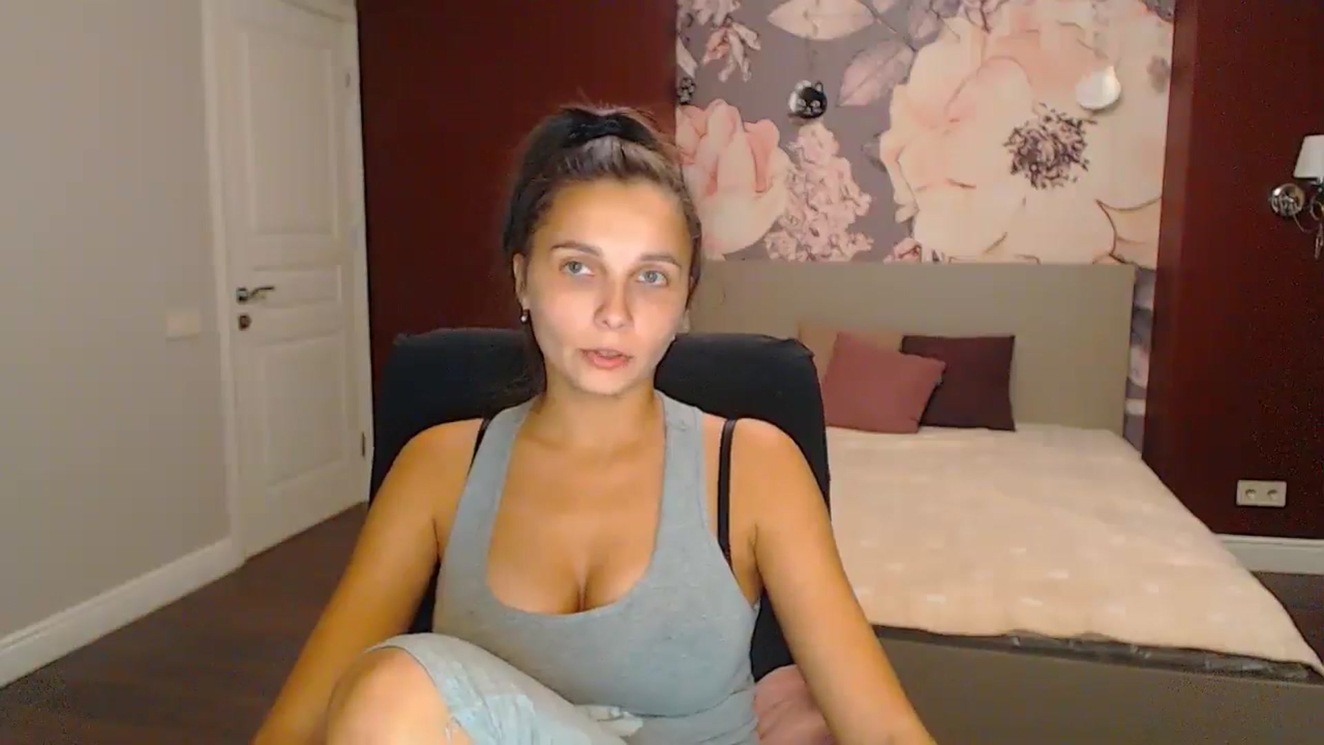 Gallery image thumbnail from Karina_Mils's myfreecams stream on, 10/27/2024, 17:09 image 13 of 20