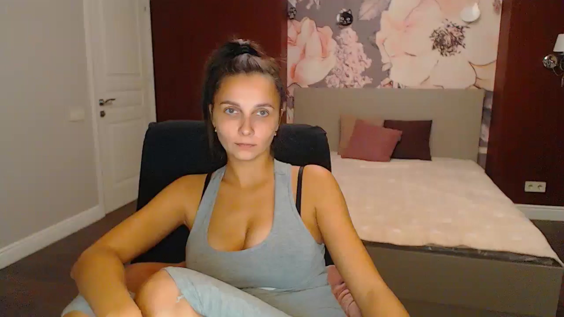 Gallery image thumbnail from Karina_Mils's myfreecams stream on, 10/27/2024, 18:44 image 4 of 20