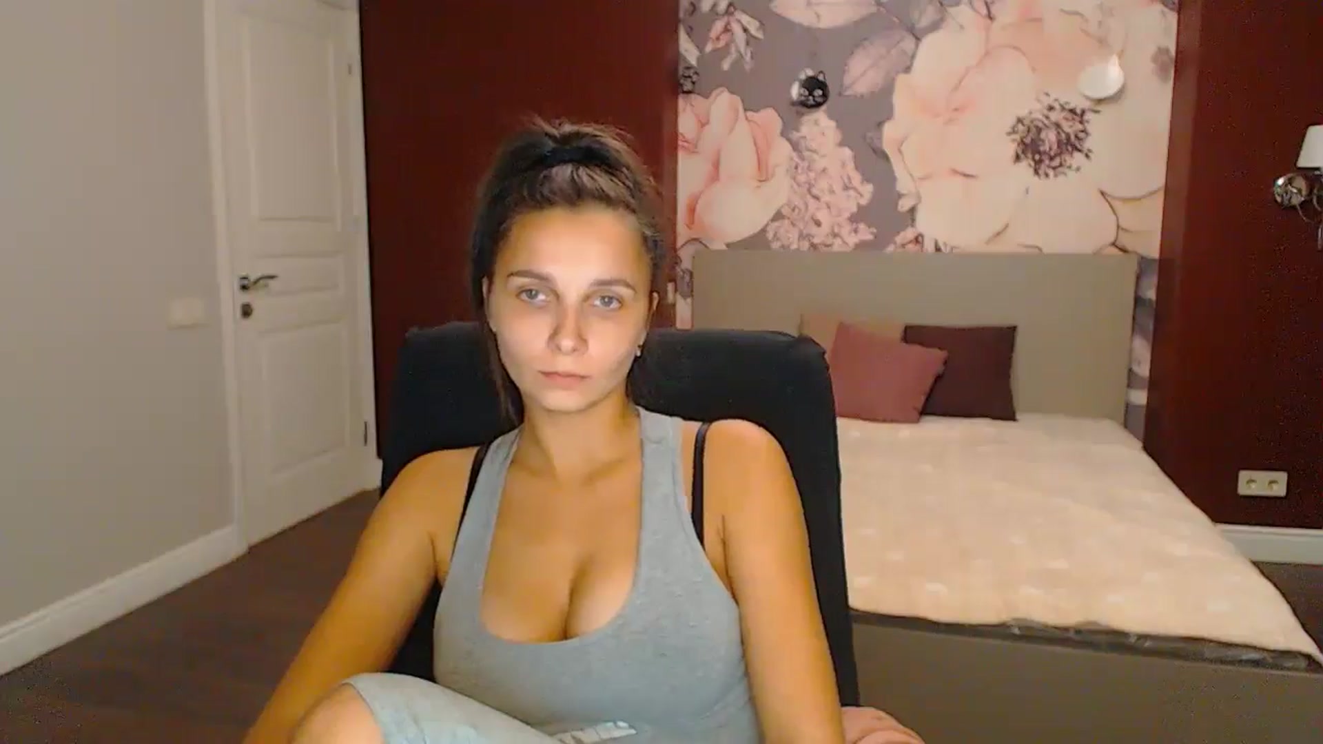 Gallery image thumbnail from Karina_Mils's myfreecams stream on, 10/27/2024, 18:44 image 7 of 20