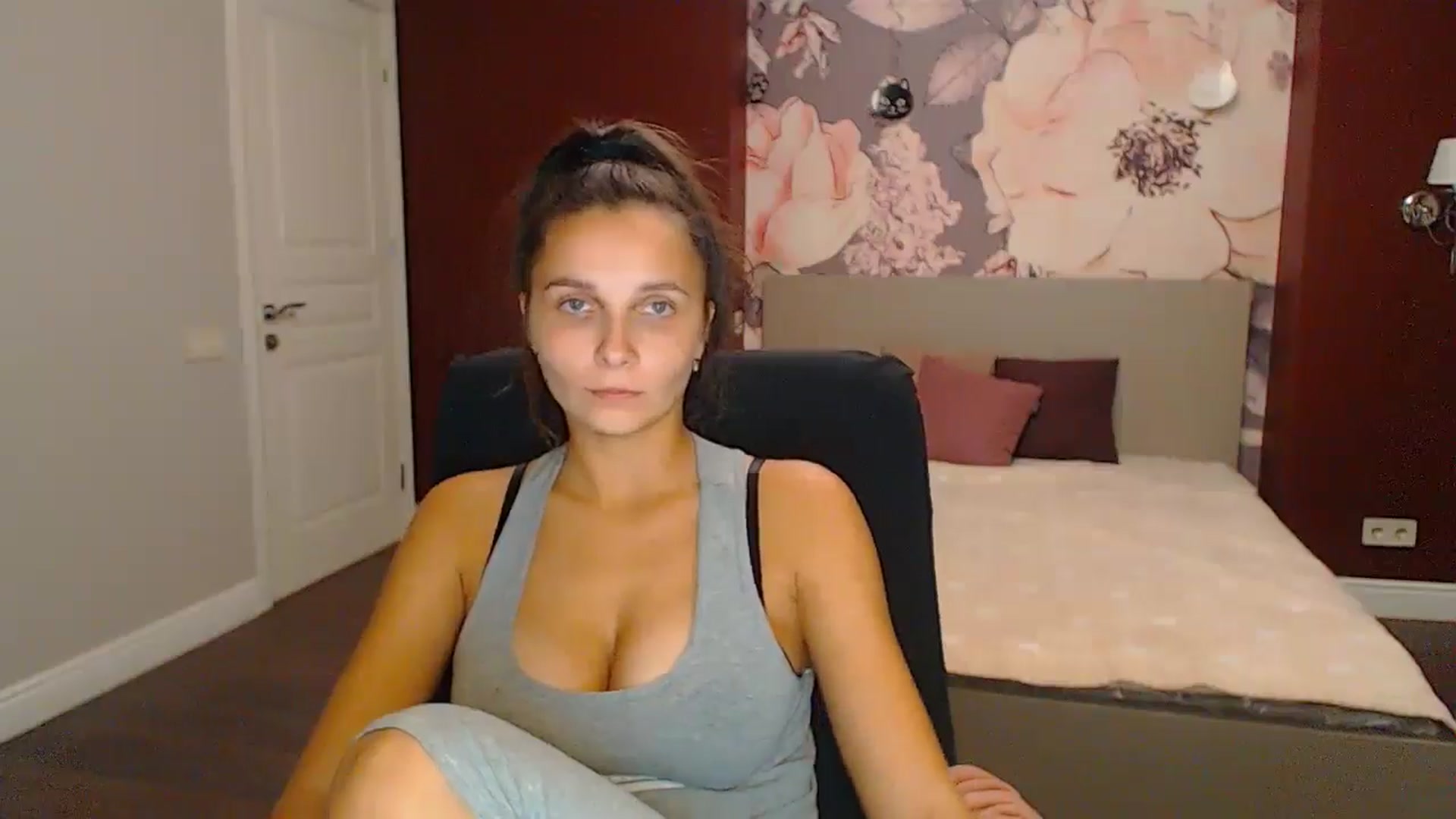 Gallery image thumbnail from Karina_Mils's myfreecams stream on, 10/27/2024, 18:44 image 12 of 20