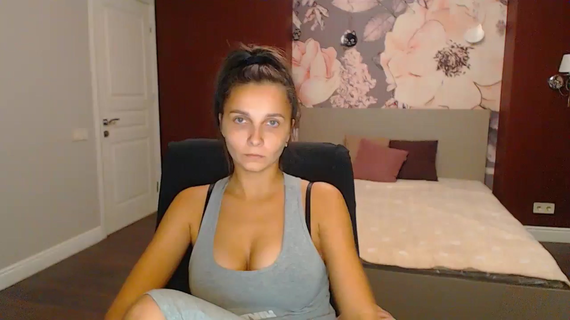 Gallery image thumbnail from Karina_Mils's myfreecams stream on, 10/27/2024, 18:44 image 6 of 20