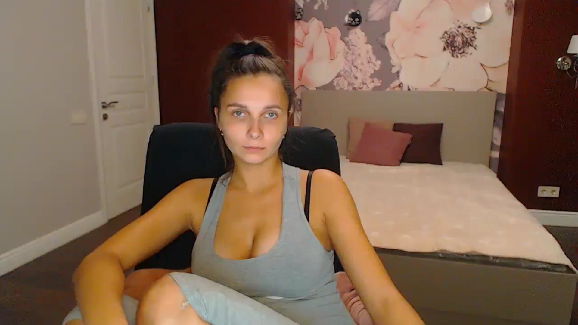 Gallery image thumbnail from Karina_Mils's myfreecams stream on, 10/27/2024, 18:44 image 2 of 20