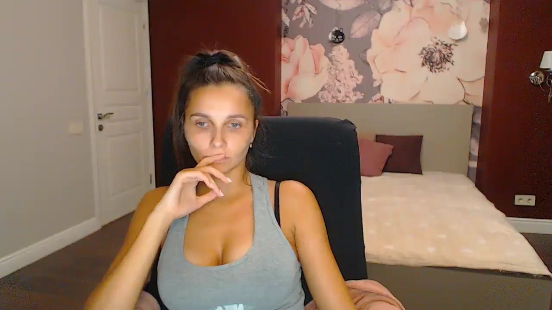 Gallery image thumbnail from Karina_Mils's myfreecams stream on, 10/27/2024, 20:38 image 17 of 20