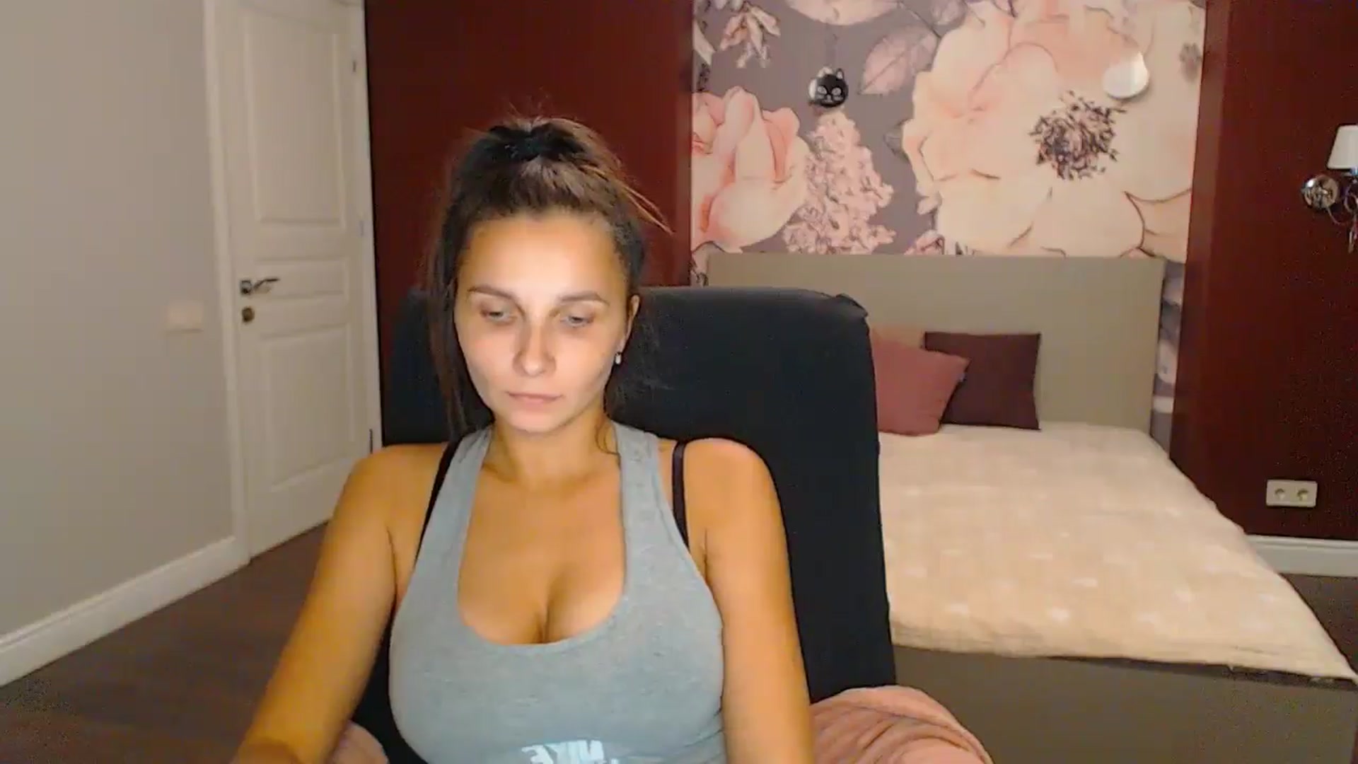 Gallery image thumbnail from Karina_Mils's myfreecams stream on, 10/27/2024, 20:38 image 14 of 20