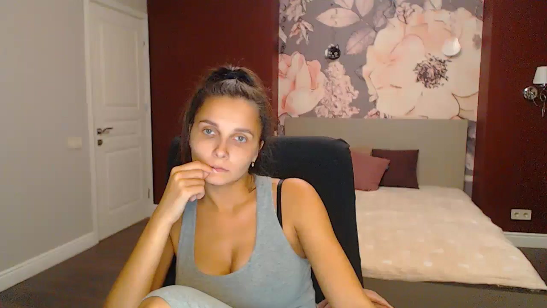 Gallery image thumbnail from Karina_Mils's myfreecams stream on, 10/27/2024, 20:38 image 2 of 20