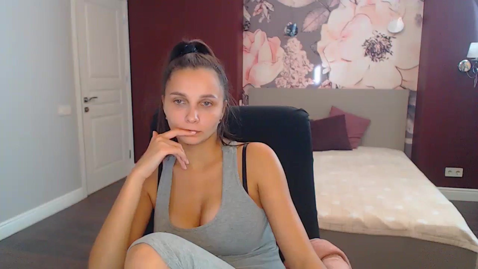 Gallery image thumbnail from Karina_Mils's myfreecams stream on, 10/28/2024, 12:10 image 13 of 20