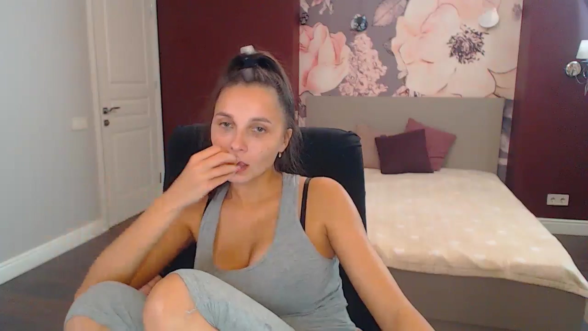 Gallery image thumbnail from Karina_Mils's myfreecams stream on, 10/28/2024, 13:12 image 3 of 20