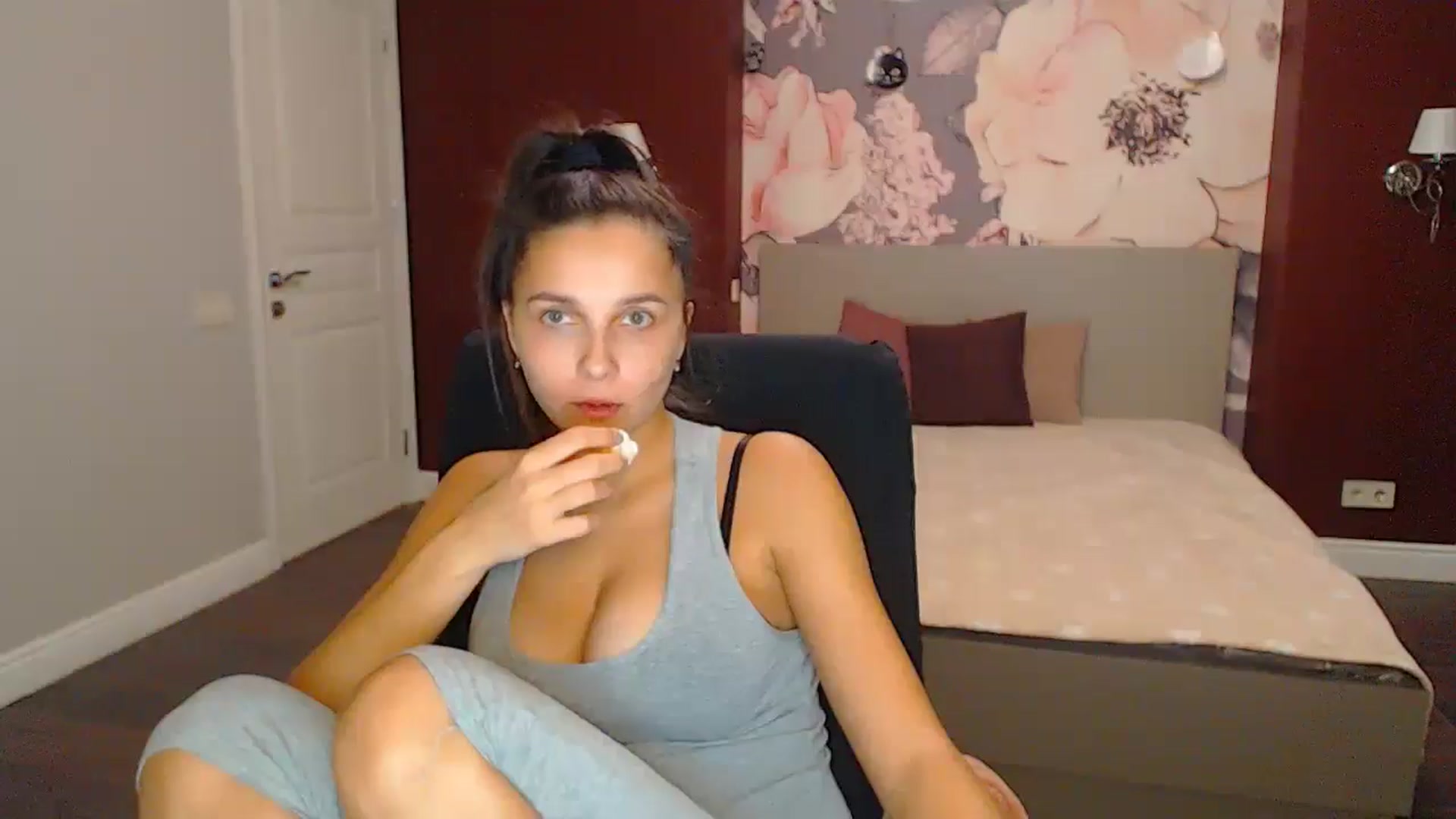Gallery image thumbnail from Karina_Mils's myfreecams stream on, 11/09/2024, 18:31 image 7 of 20