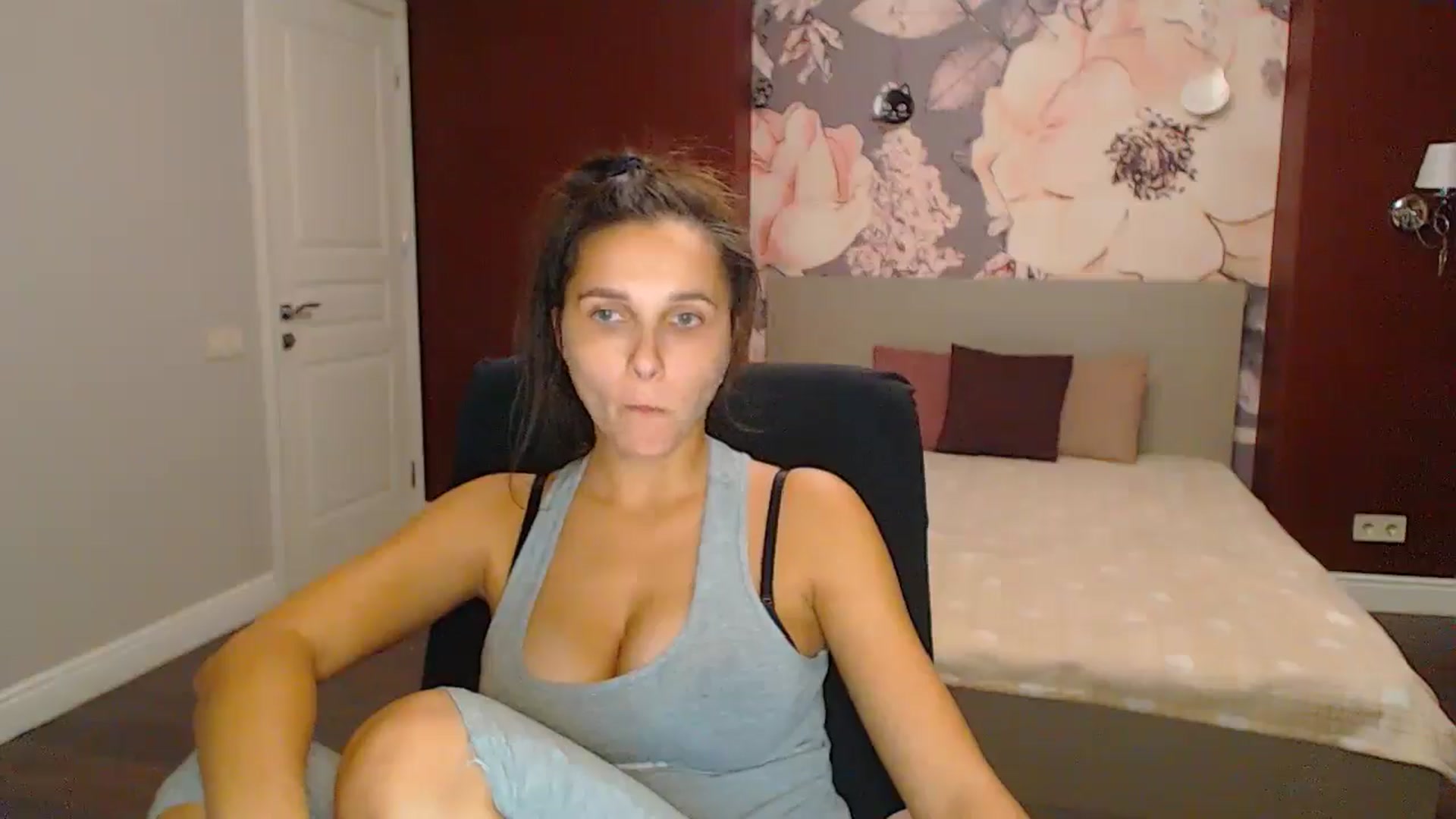 Gallery image thumbnail from Karina_Mils's myfreecams stream on, 11/10/2024, 19:21 image 18 of 20