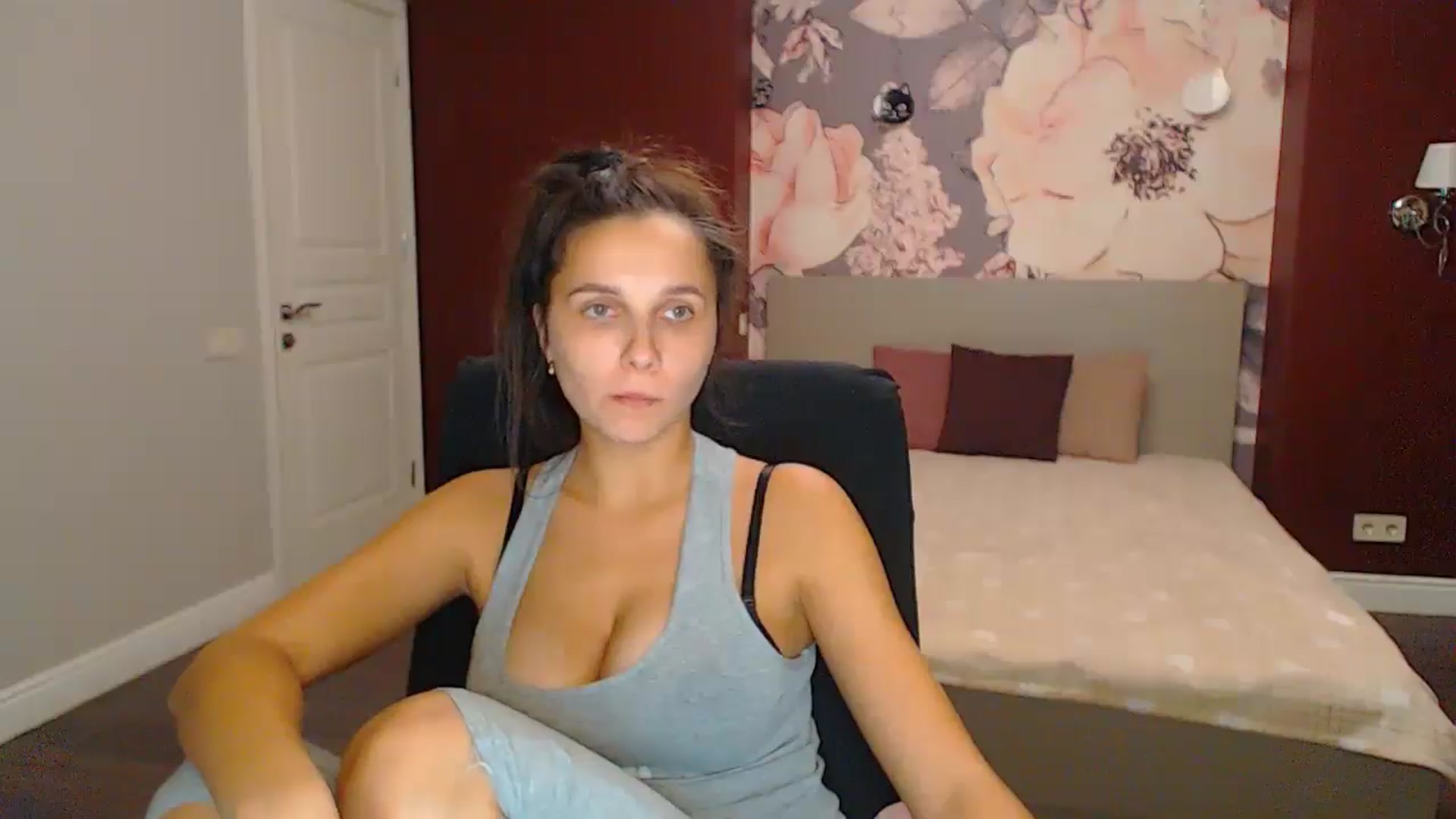Gallery image thumbnail from Karina_Mils's myfreecams stream on, 11/10/2024, 19:21 image 11 of 20