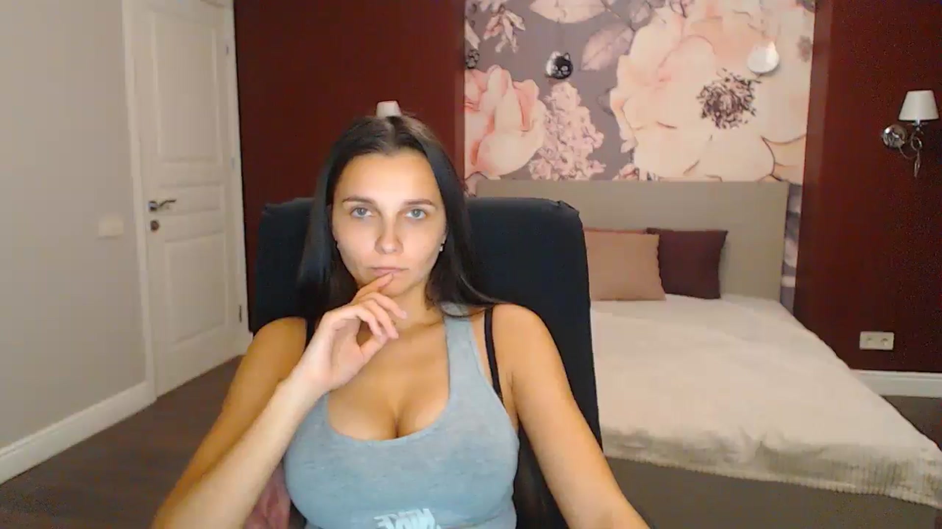 Gallery image thumbnail from Karina_Mils's myfreecams stream on, 11/15/2024, 19:21 image 14 of 20