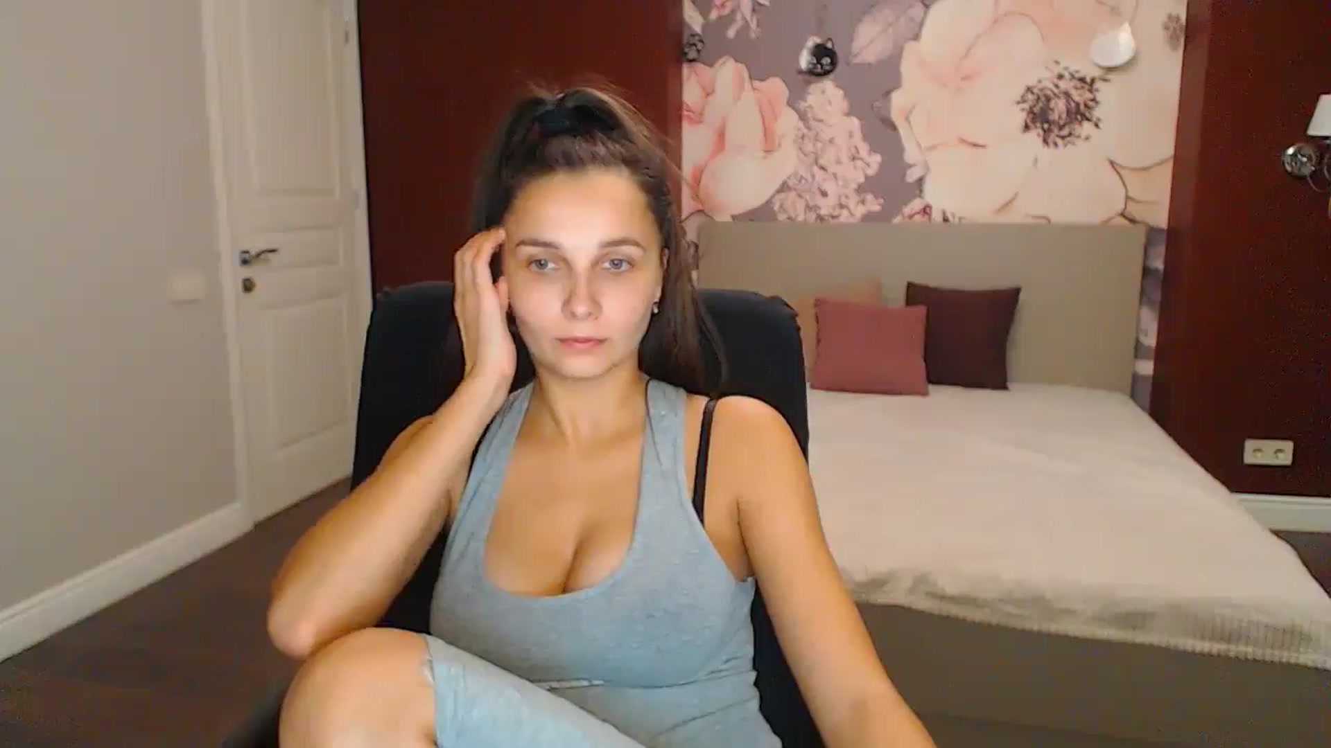 Gallery image thumbnail from Karina_Mils's myfreecams stream on, 11/16/2024, 18:39 image 8 of 20