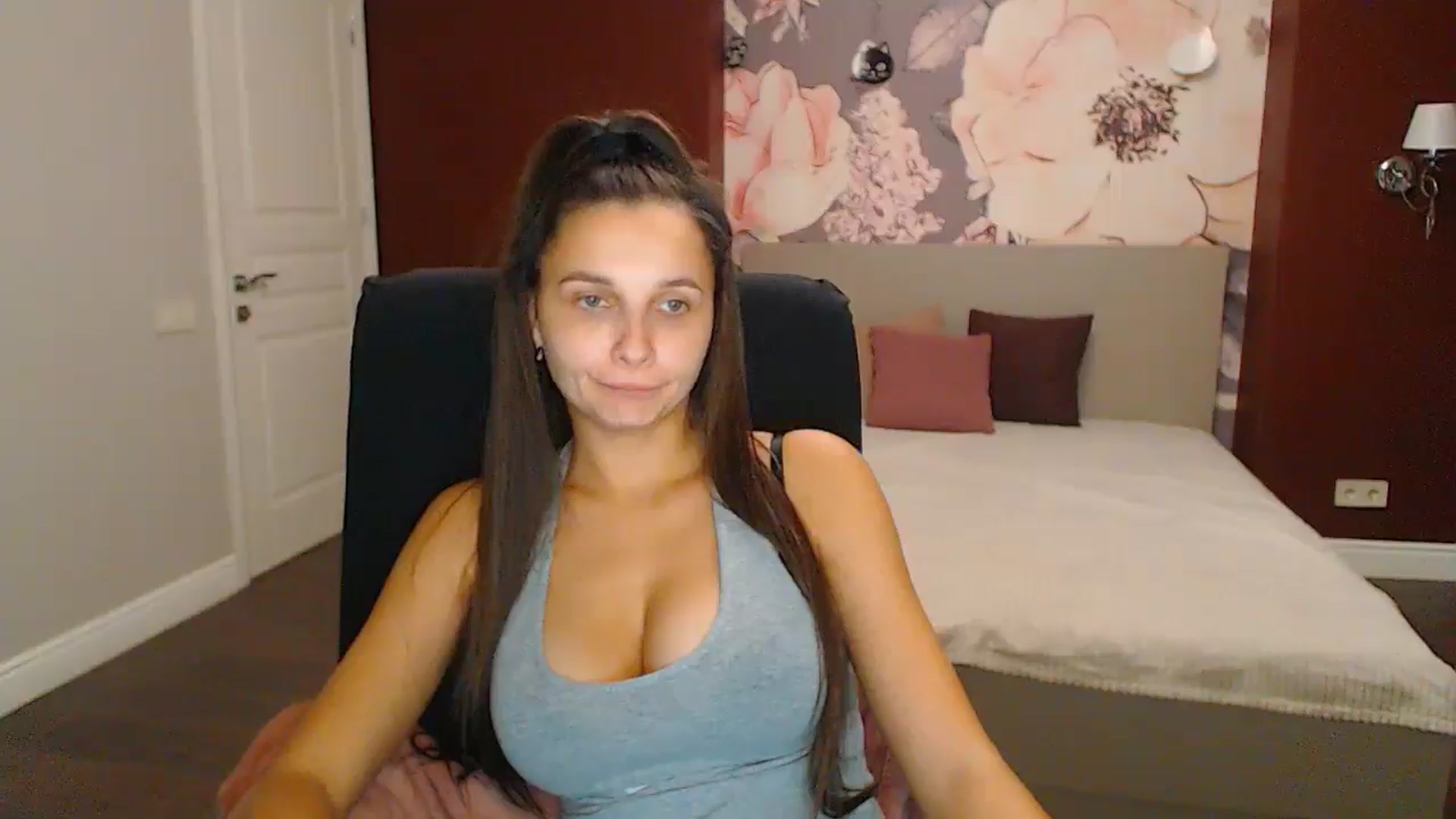 Gallery image thumbnail from Karina_Mils's myfreecams stream on, 11/16/2024, 18:39 image 18 of 20