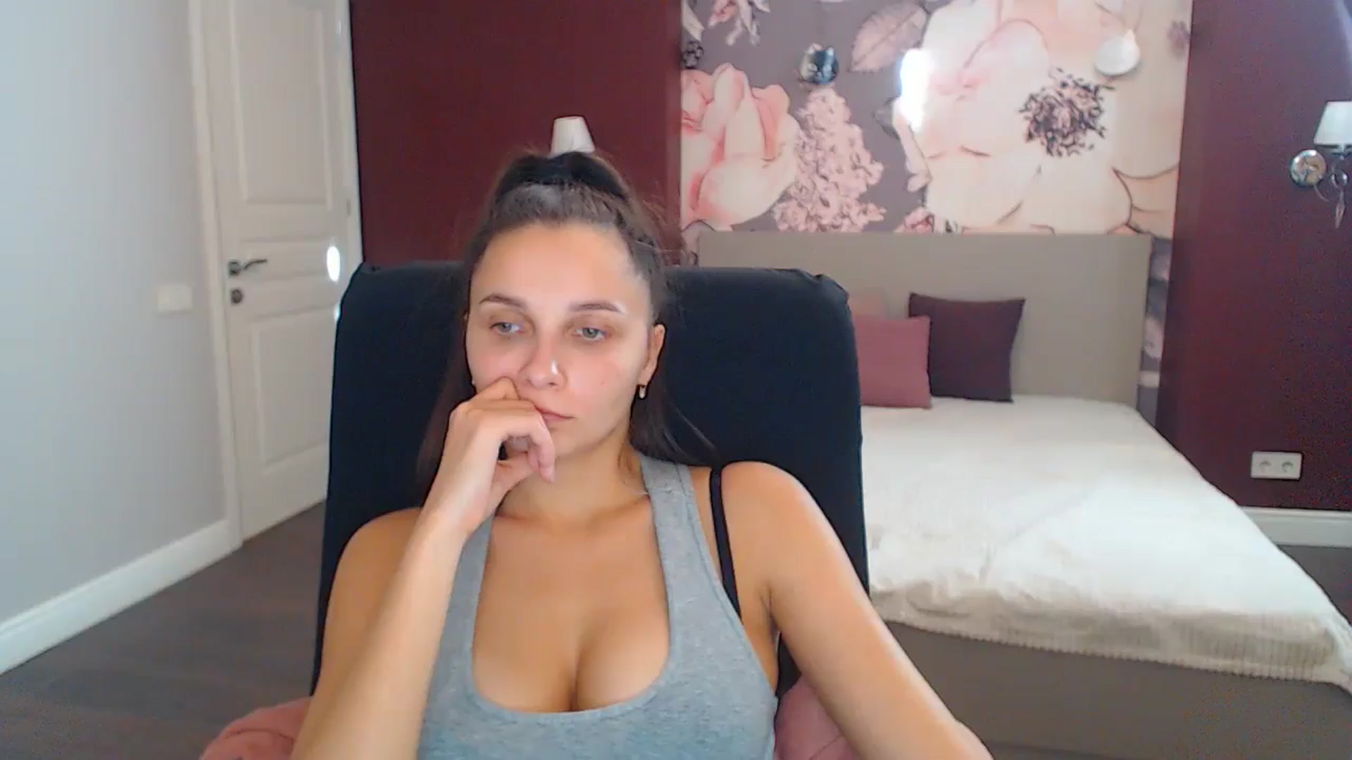Gallery image thumbnail from Karina_Mils's myfreecams stream on, 11/18/2024, 11:54 image 18 of 20