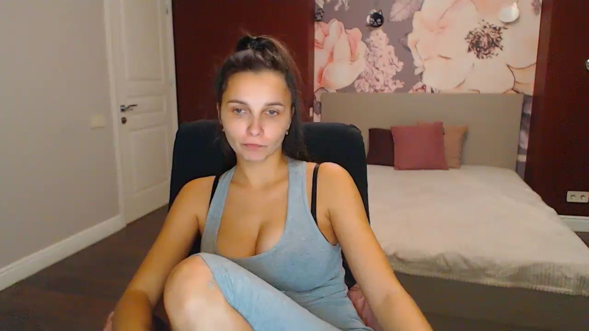 Gallery image thumbnail from Karina_Mils's myfreecams stream on, 11/23/2024, 18:03 image 5 of 20