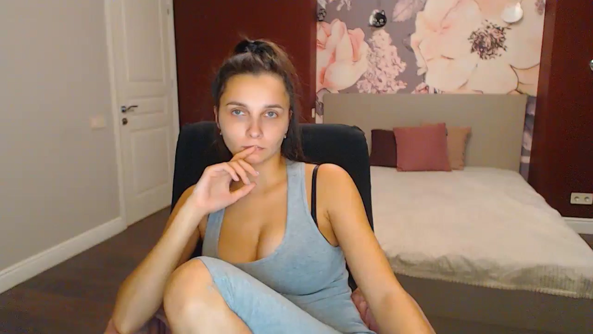 Gallery image thumbnail from Karina_Mils's myfreecams stream on, 11/23/2024, 18:03 image 15 of 20