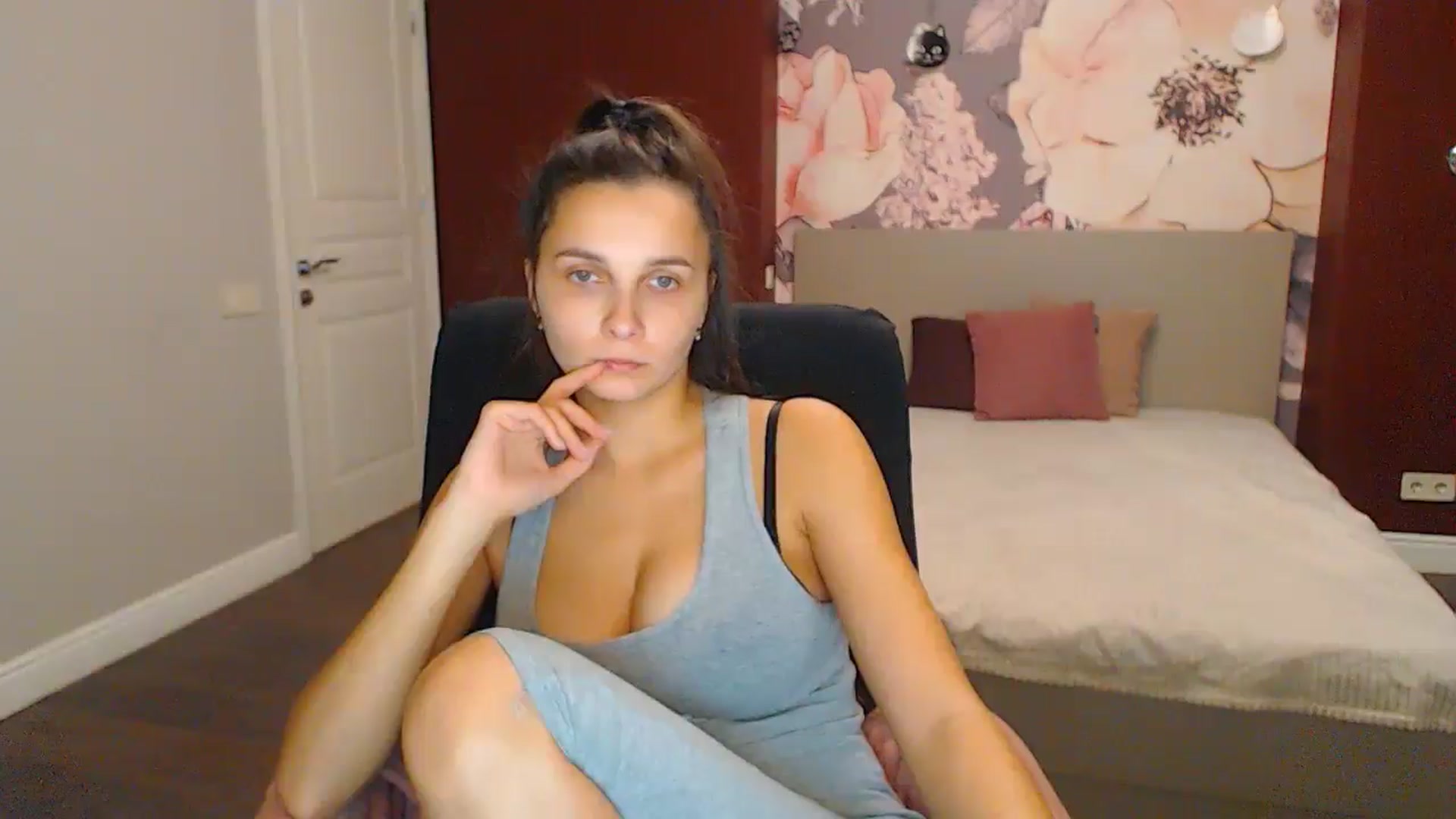 Gallery image thumbnail from Karina_Mils's myfreecams stream on, 11/23/2024, 18:03 image 14 of 20