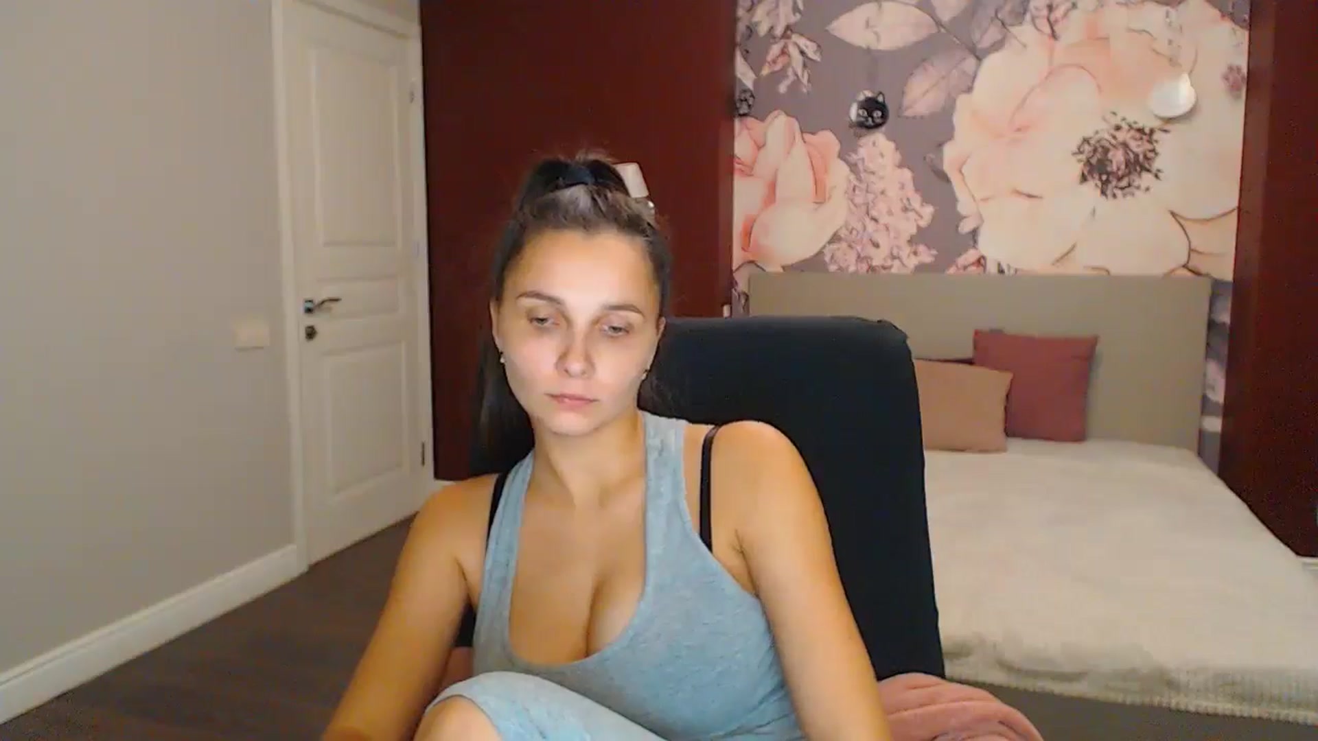 Gallery image thumbnail from Karina_Mils's myfreecams stream on, 11/24/2024, 19:04 image 13 of 20