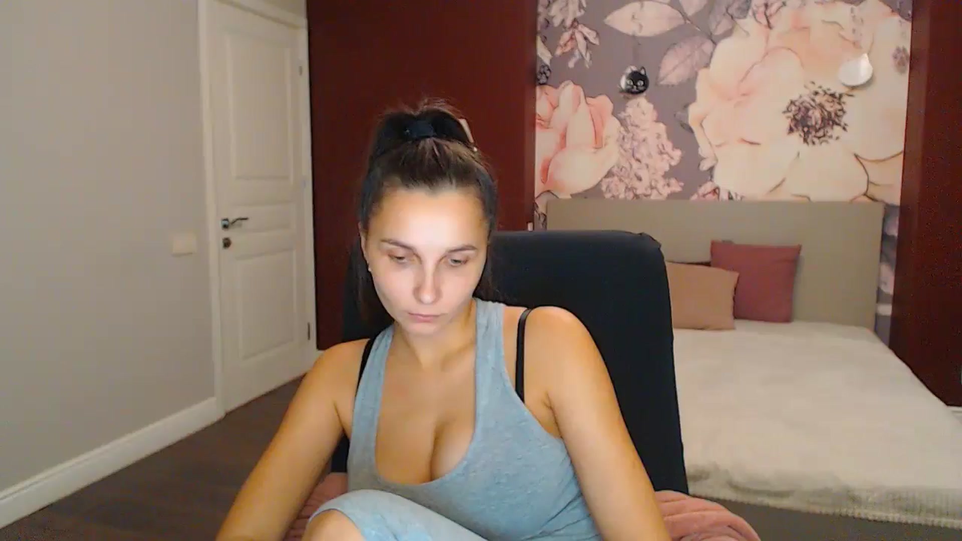 Gallery image thumbnail from Karina_Mils's myfreecams stream on, 11/24/2024, 19:04 image 7 of 20