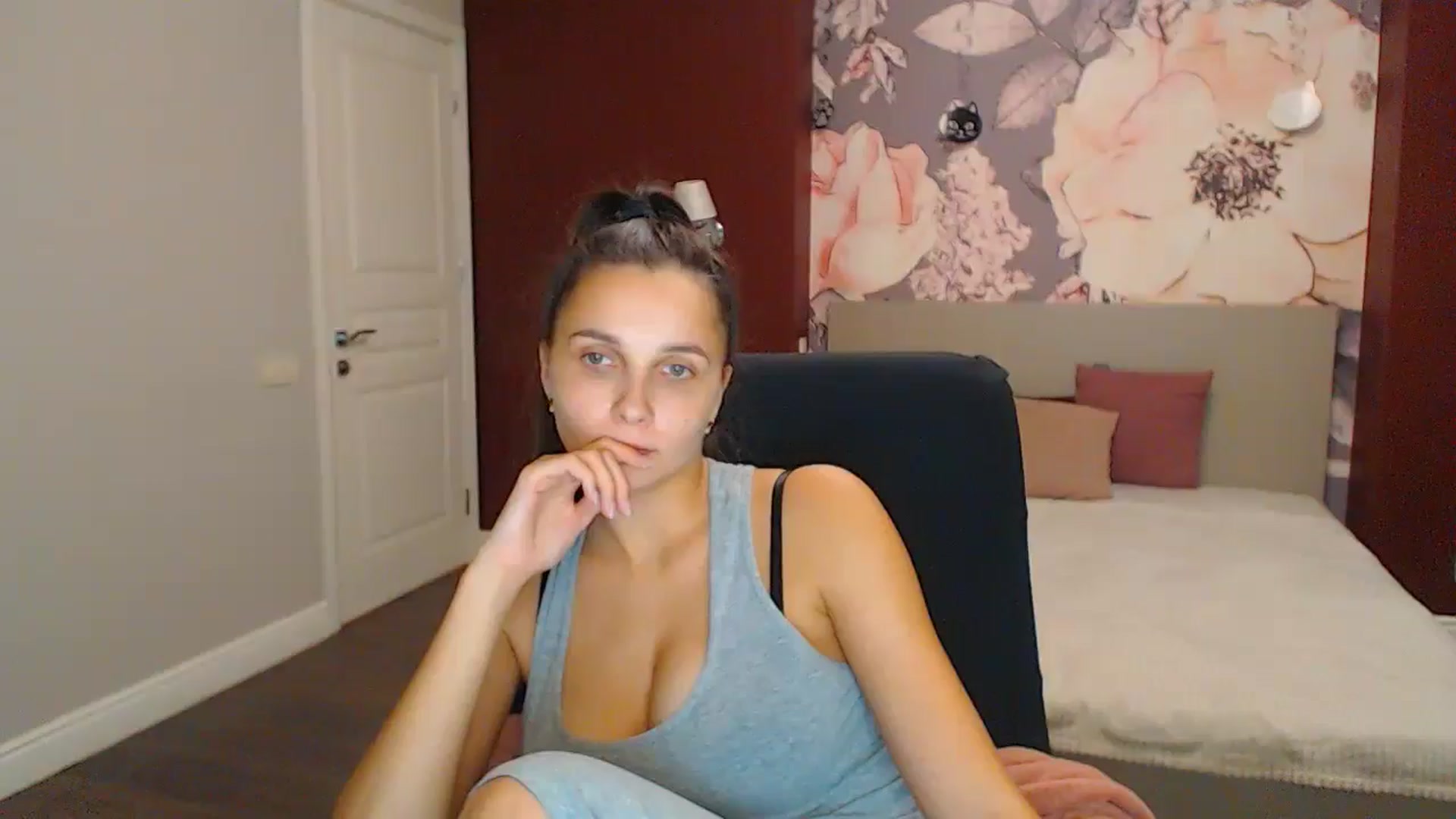 Gallery image thumbnail from Karina_Mils's myfreecams stream on, 11/24/2024, 19:04 image 15 of 20